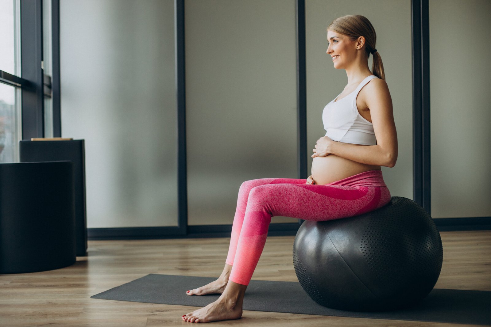 Pilates e Gestação: Por que manter o movimento é a chave para um pós-parto sem diástase.